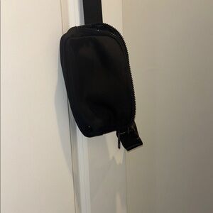 Compact Black Belt Bag for Everyday Use